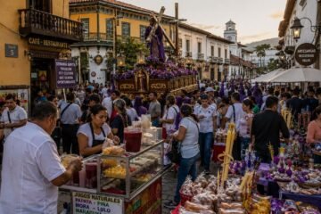 Turistas recorriendo un centro histórico colombiano durante Semana Santa.